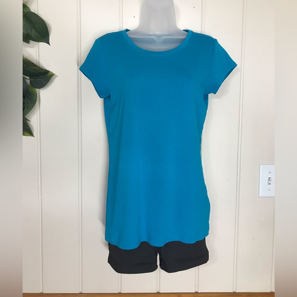 Ladies JCPenney Blue Round Neck Blouse
Size Large 12 - 14
Stretch Material 
100… - Picture 6 of 16